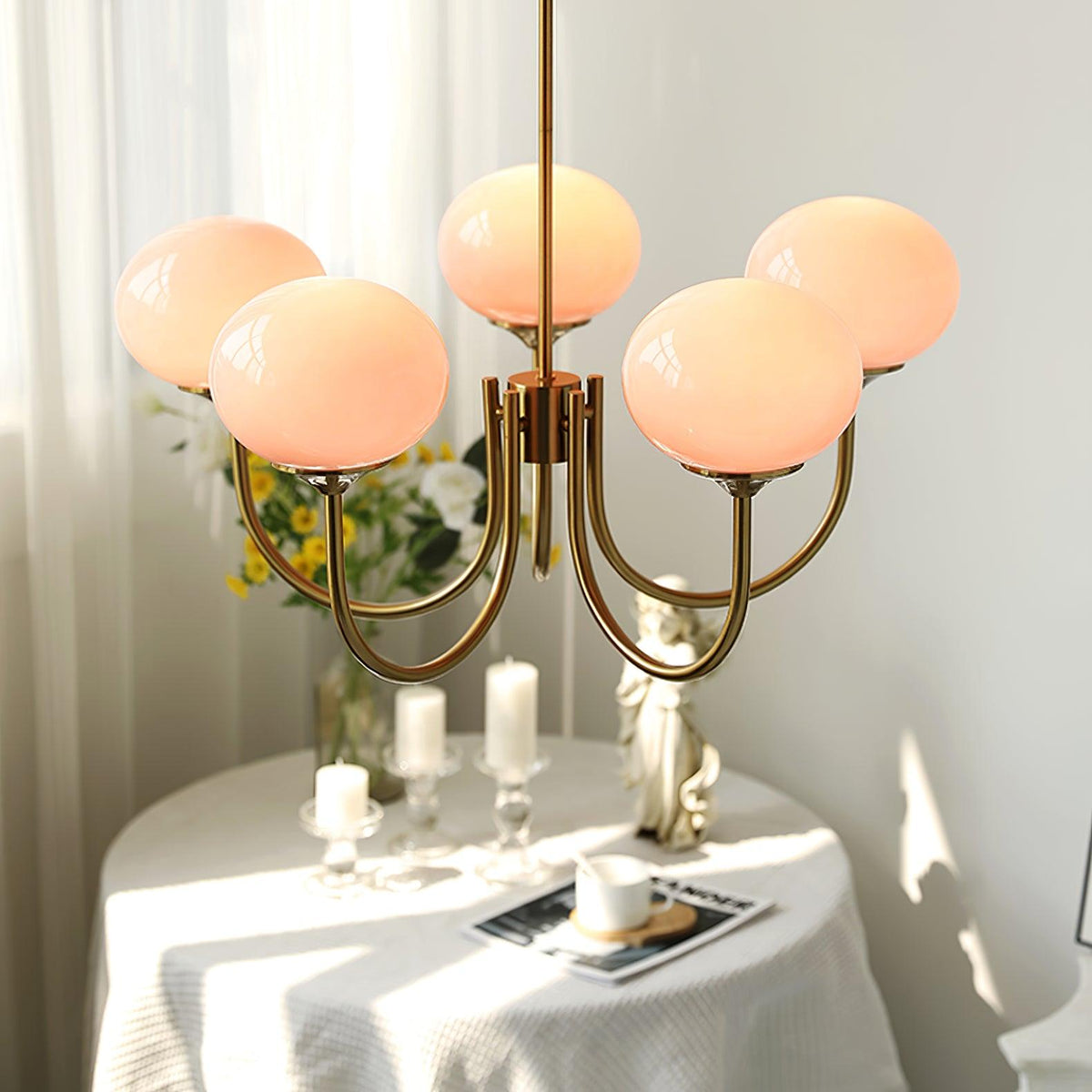 Candelabro Velenian com globo de vidro cor-de-rosa e dourado