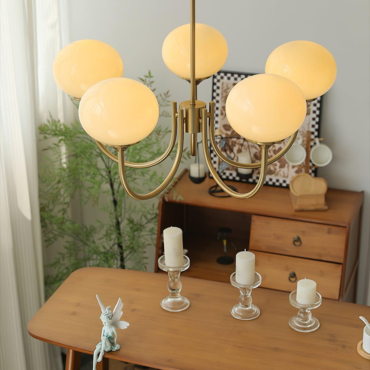 Candelabro Velenian com globo de vidro cor-de-rosa e dourado