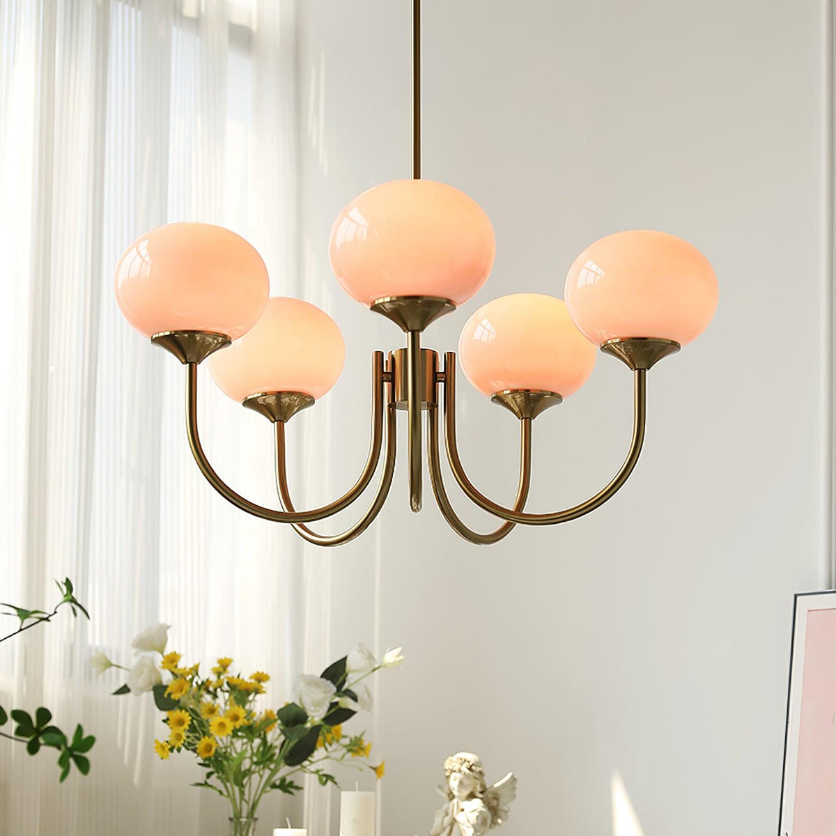 Candelabro Velenian com globo de vidro cor-de-rosa e dourado