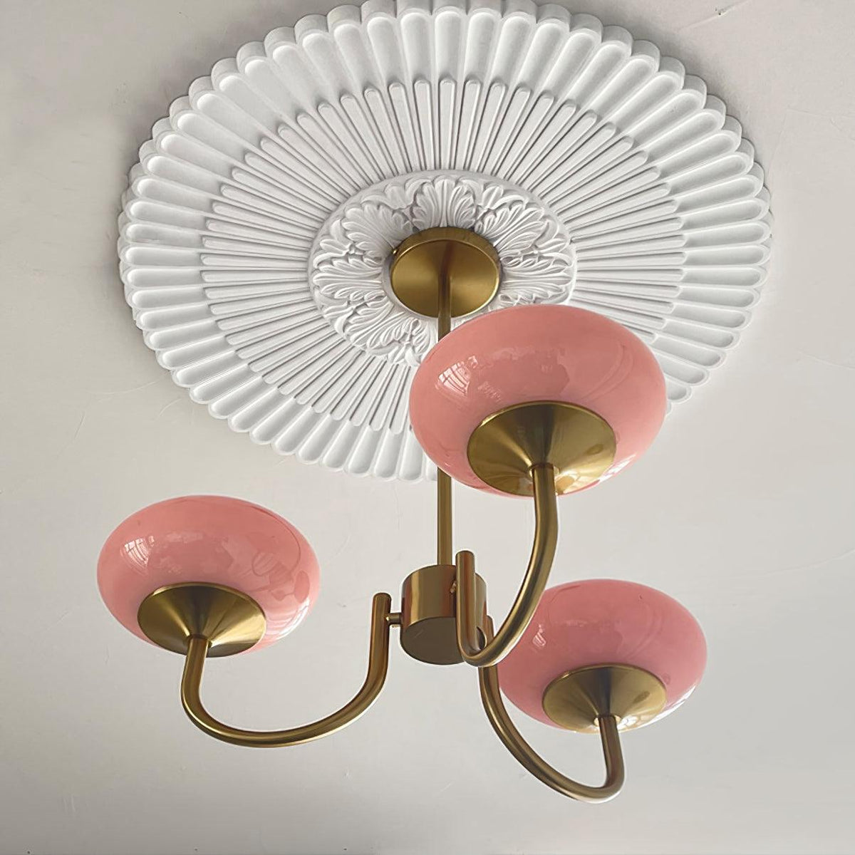 Candelabro Velenian com globo de vidro cor-de-rosa e dourado