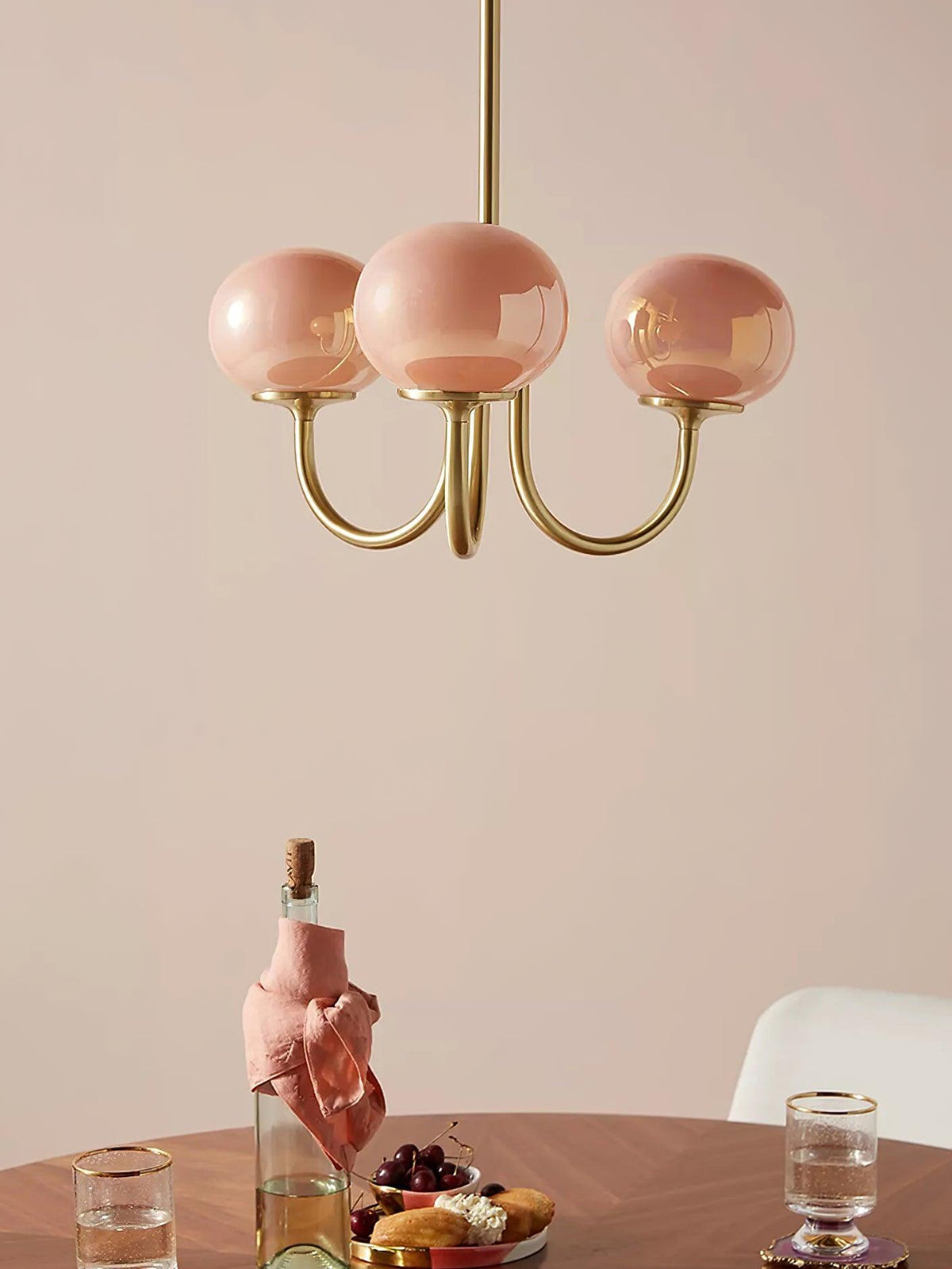 Candelabro Velenian com globo de vidro cor-de-rosa e dourado