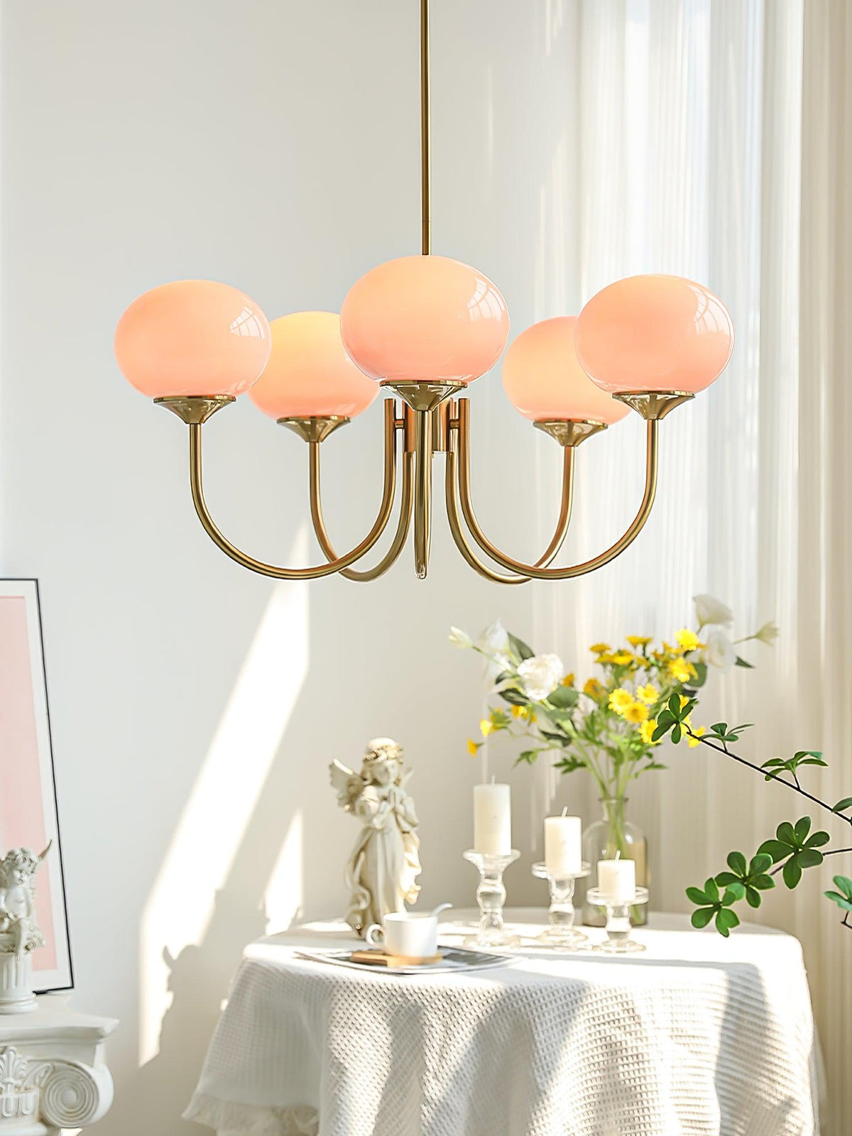 Candelabro Velenian com globo de vidro cor-de-rosa e dourado