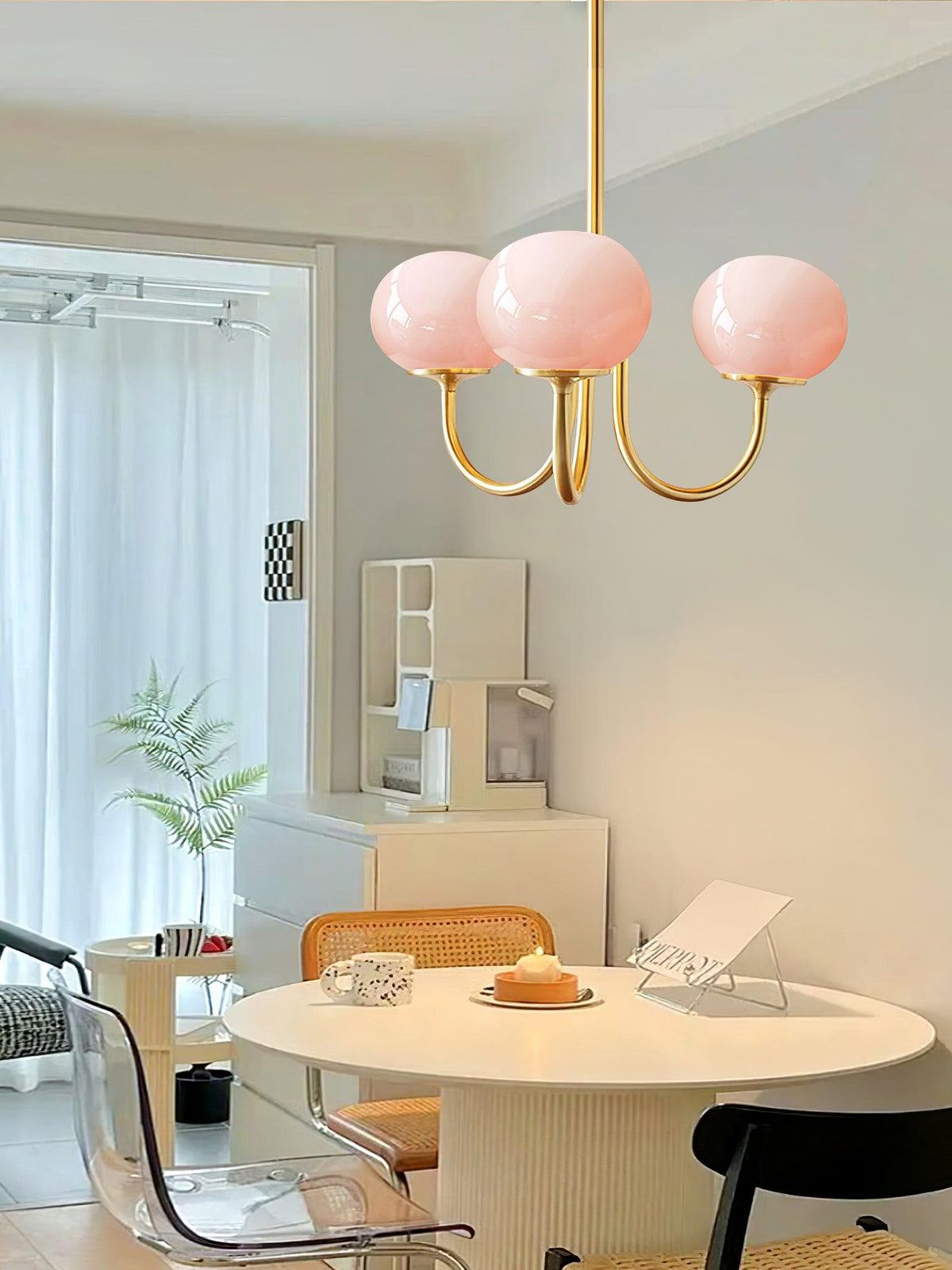 Candelabro Velenian com globo de vidro cor-de-rosa e dourado