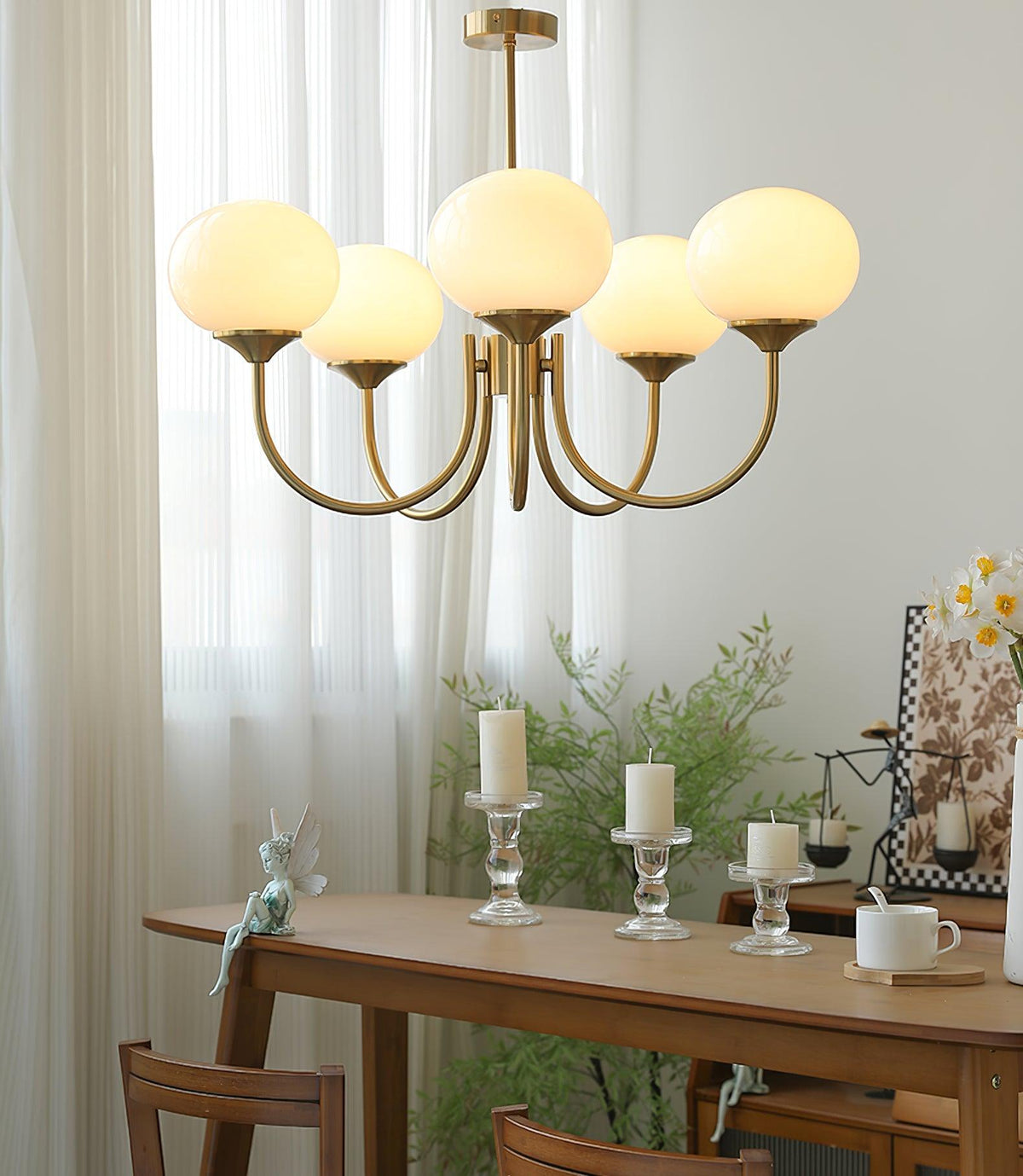 Candelabro Velenian com globo de vidro cor-de-rosa e dourado