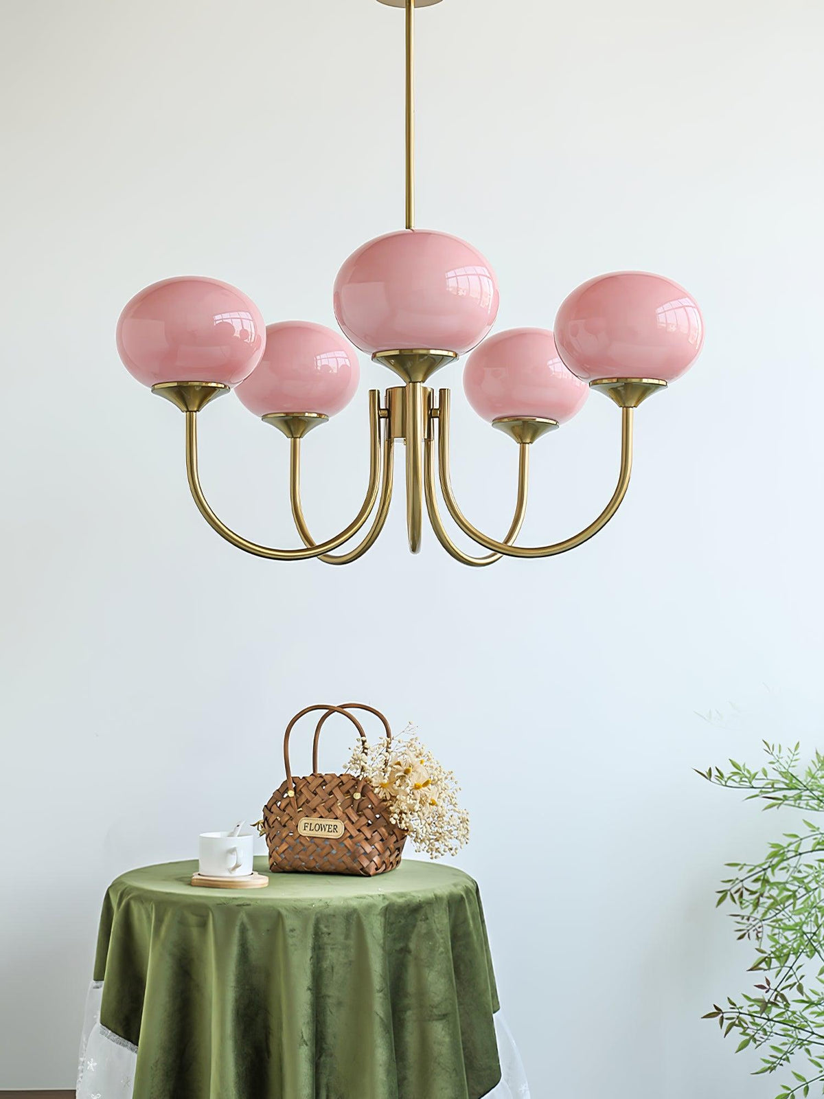 Candelabro Velenian com globo de vidro cor-de-rosa e dourado