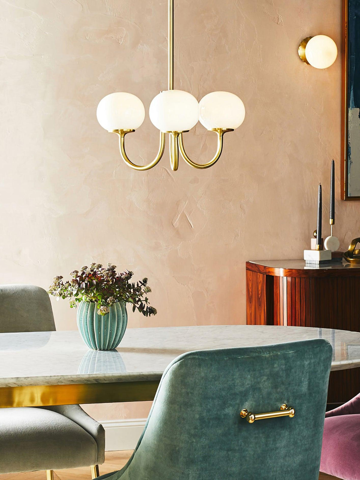 Candelabro Velenian com globo de vidro cor-de-rosa e dourado