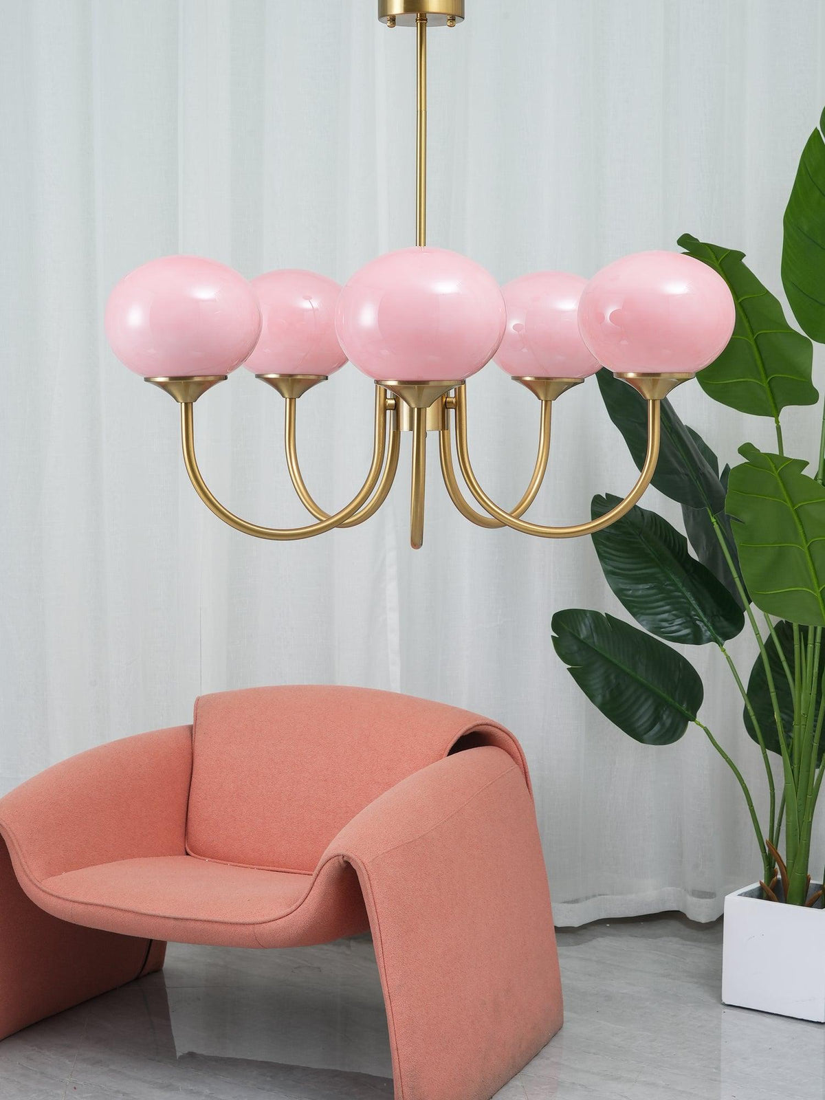 Candelabro Velenian com globo de vidro cor-de-rosa e dourado