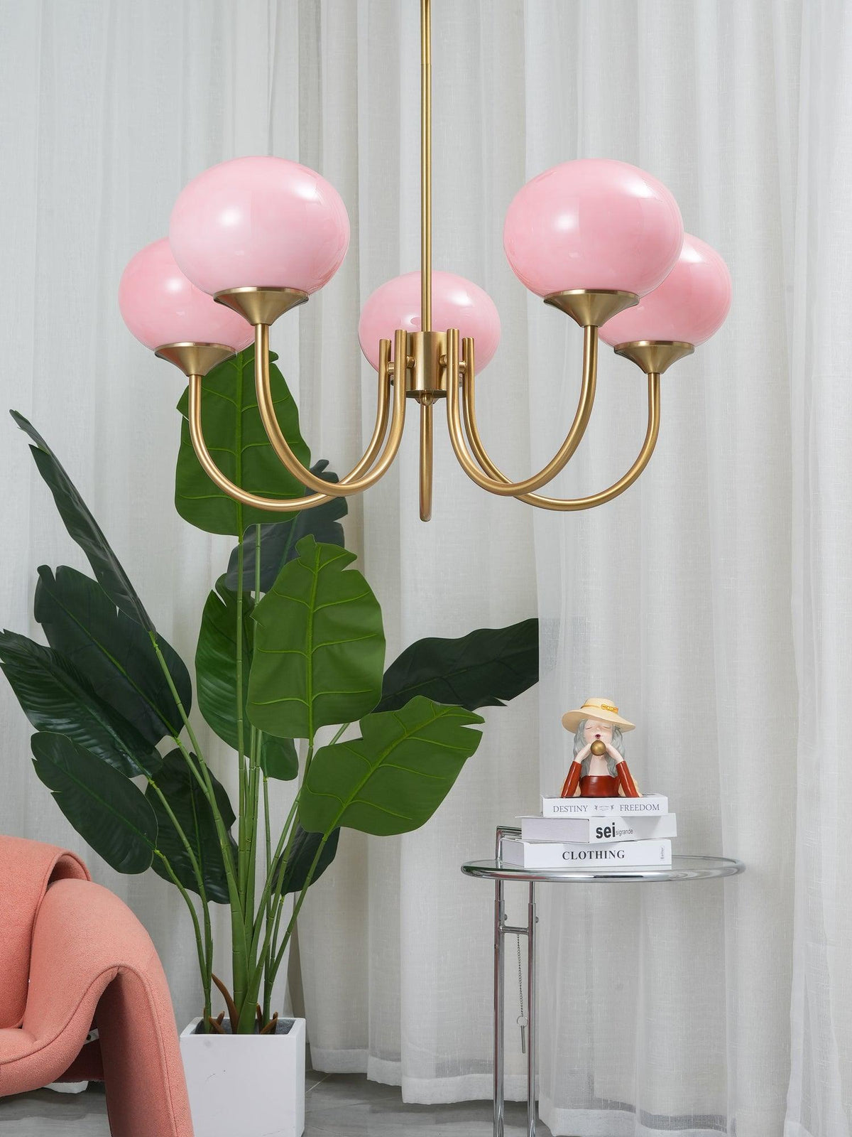 Candelabro Velenian com globo de vidro cor-de-rosa e dourado