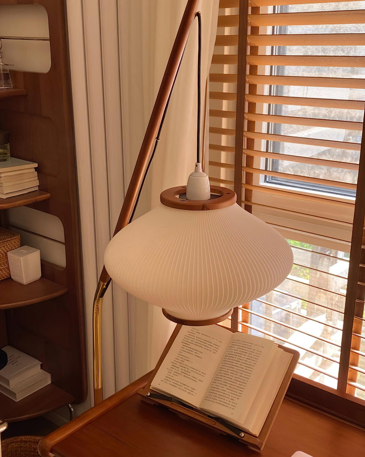 Candeeiro de pé em madeira e vidro de estilo Mid-Century Ervenil