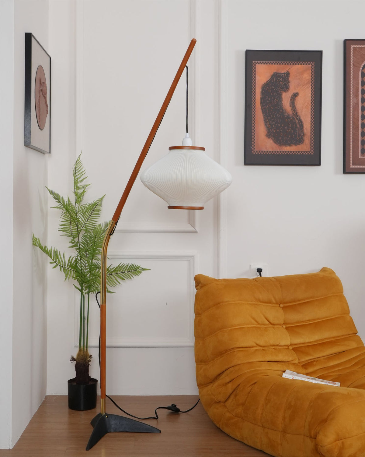 Candeeiro de pé em madeira e vidro de estilo Mid-Century Ervenil