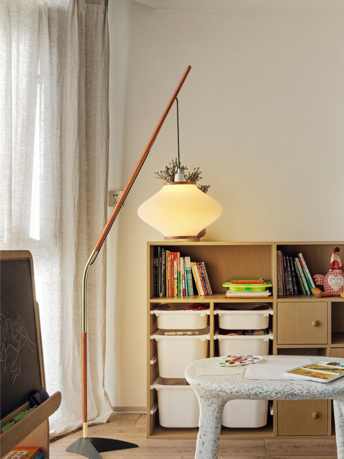 Candeeiro de pé em madeira e vidro de estilo Mid-Century Ervenil