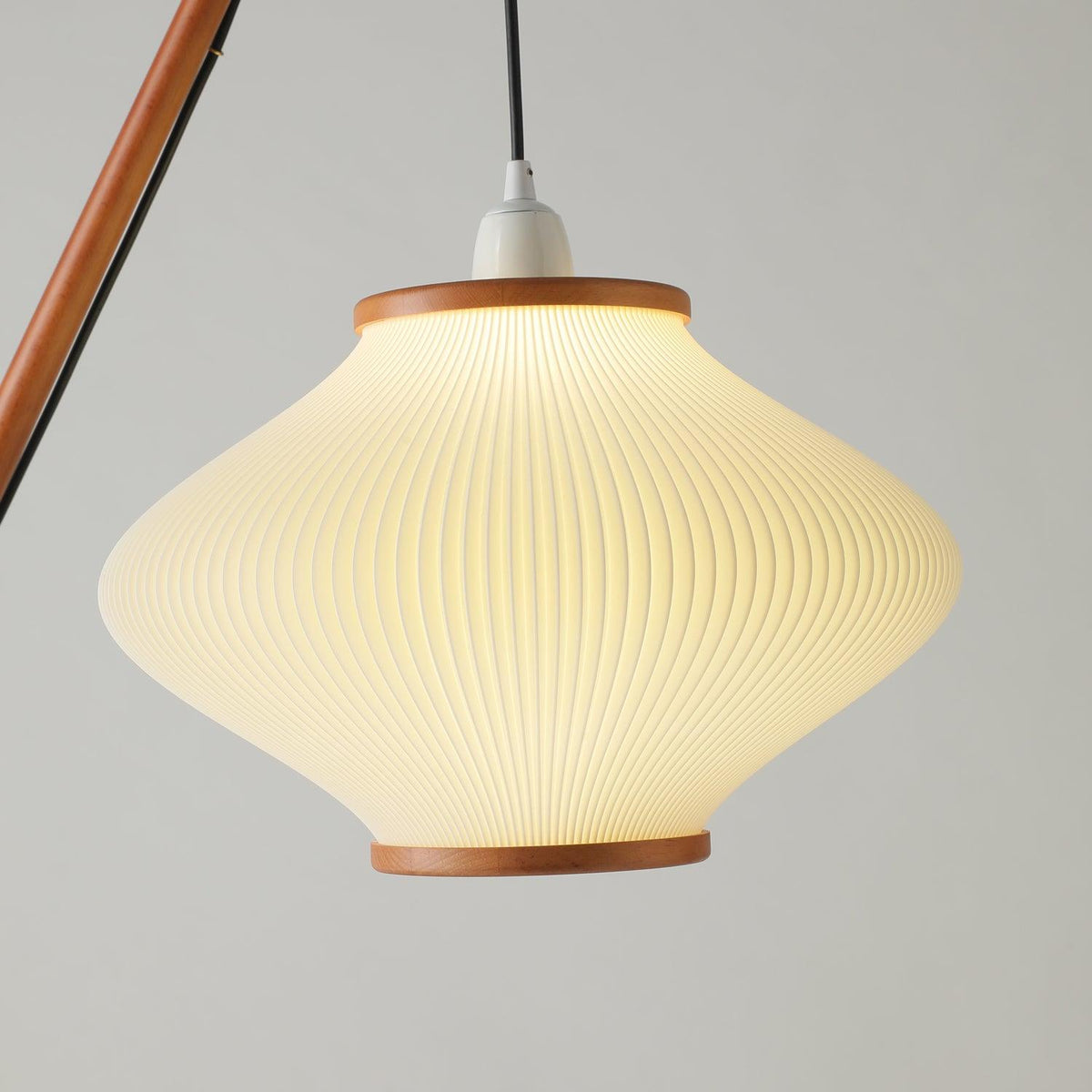 Candeeiro de pé em madeira e vidro de estilo Mid-Century Ervenil