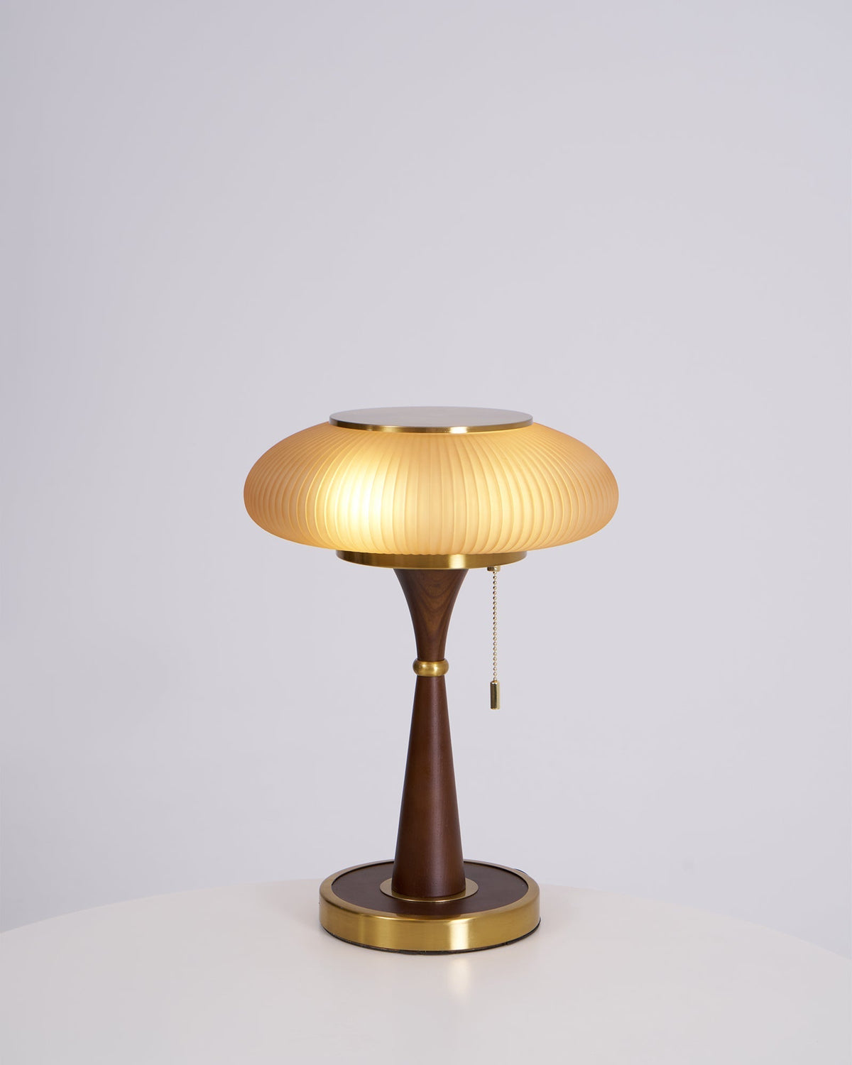 Vevelo vintagebordlampe i træ