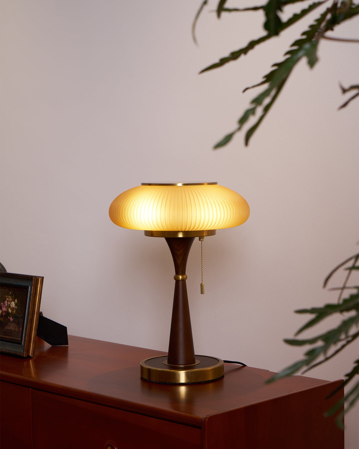 Vevelo vintagebordlampe i træ