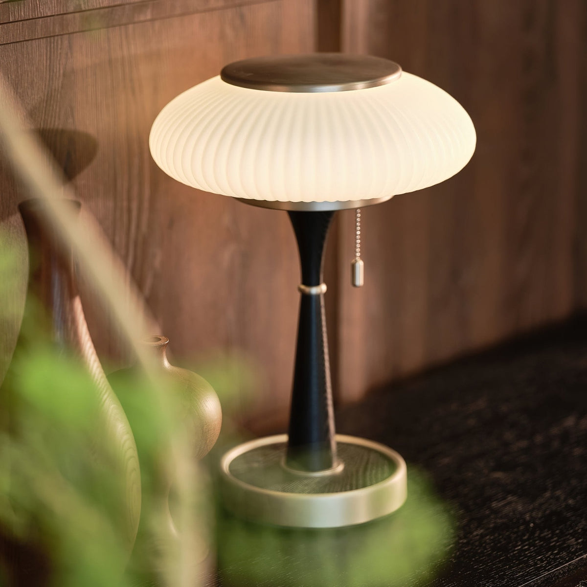 Vevelo vintagebordlampe i træ
