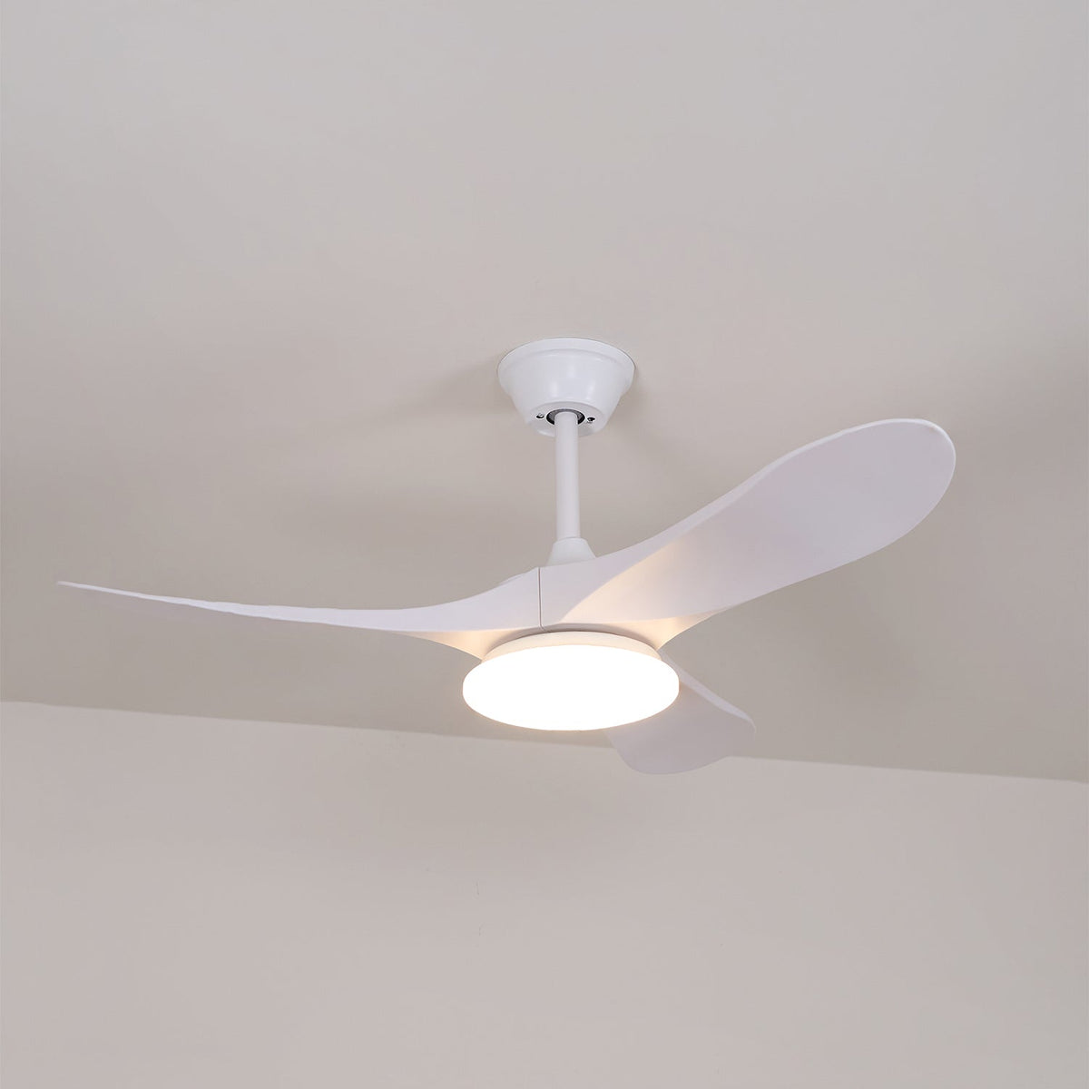 Ventoinha de teto com luz Velix em madeira moderna