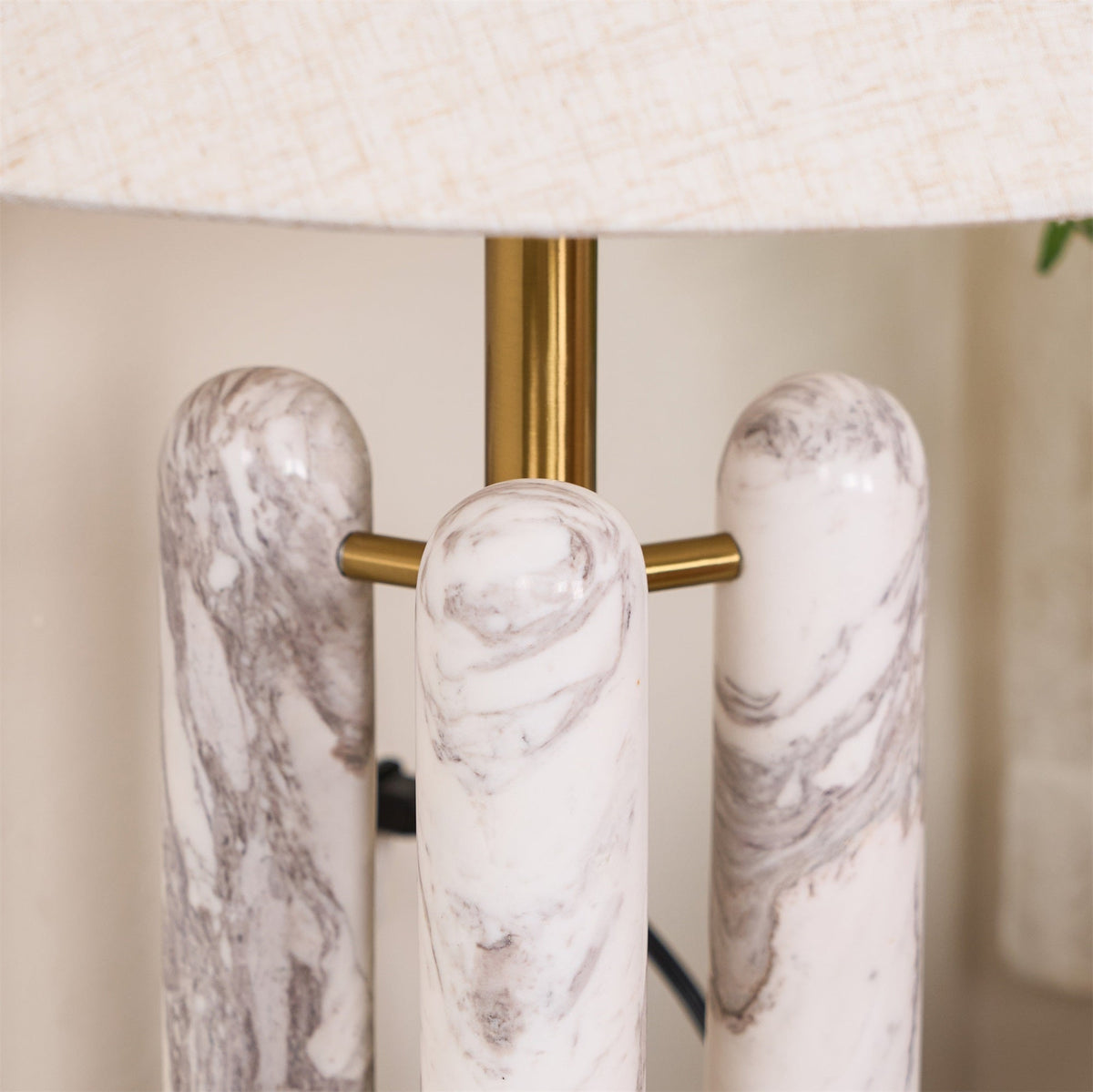 Trio moderne marmorbordlampe