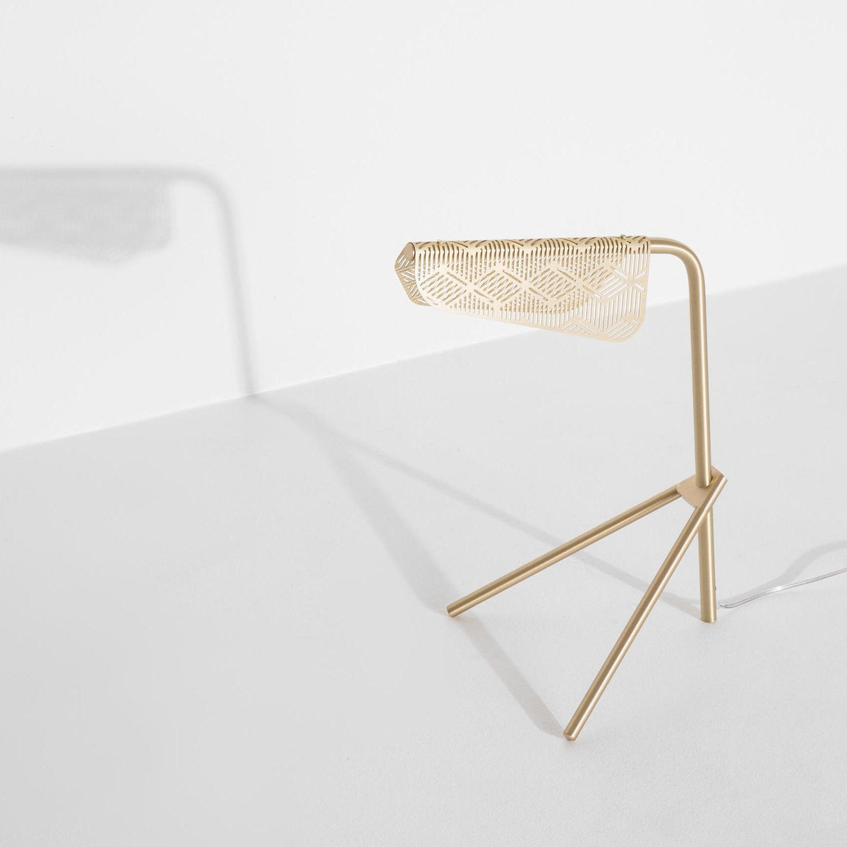 Lattice geometrisk bordslampa i guld