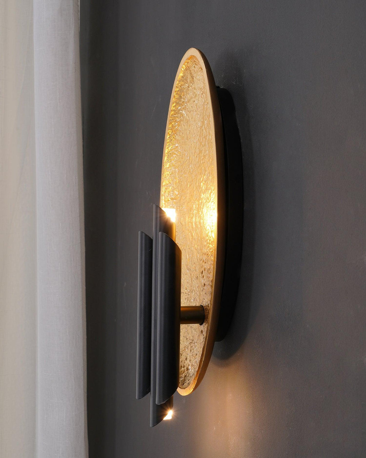 Aurerielle minimalistisk væglampe i guld og sort