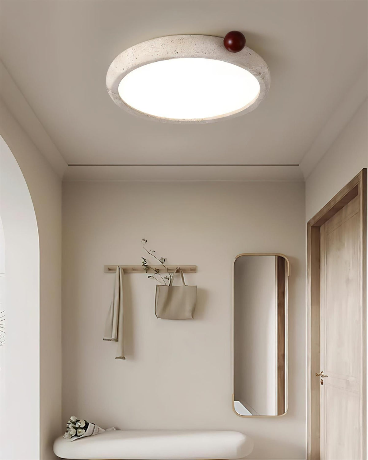 Serelise sød rund loftslampe i travertin