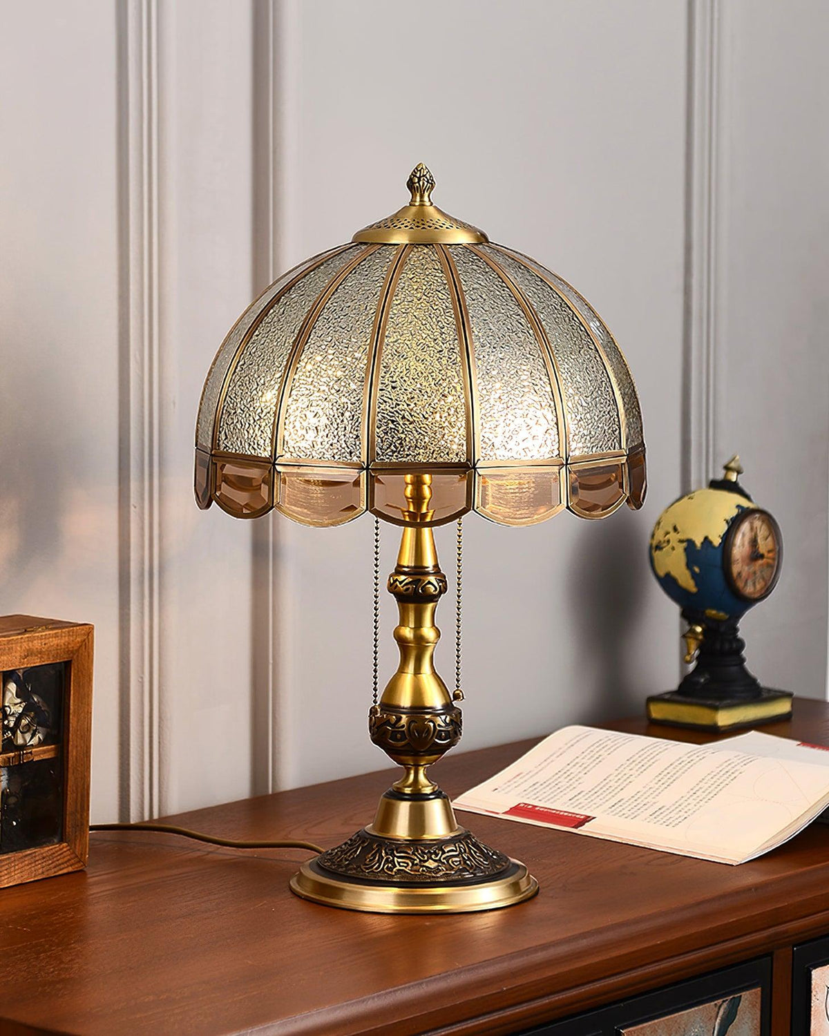 Brillix glamourøs bordlampe i messing og glas