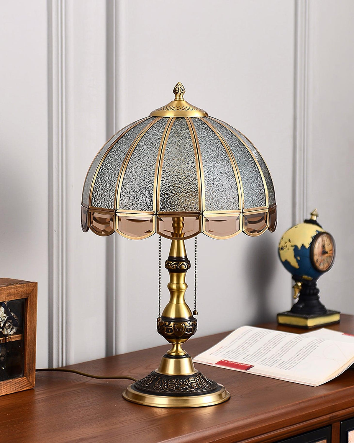 Brillix glamourøs bordlampe i messing og glas