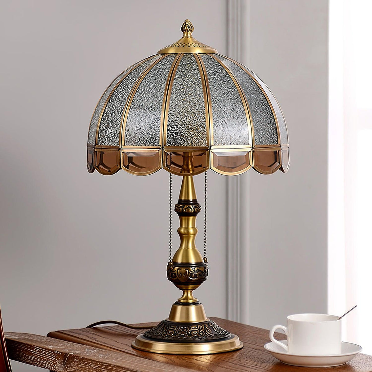 Brillix glamourøs bordlampe i messing og glas
