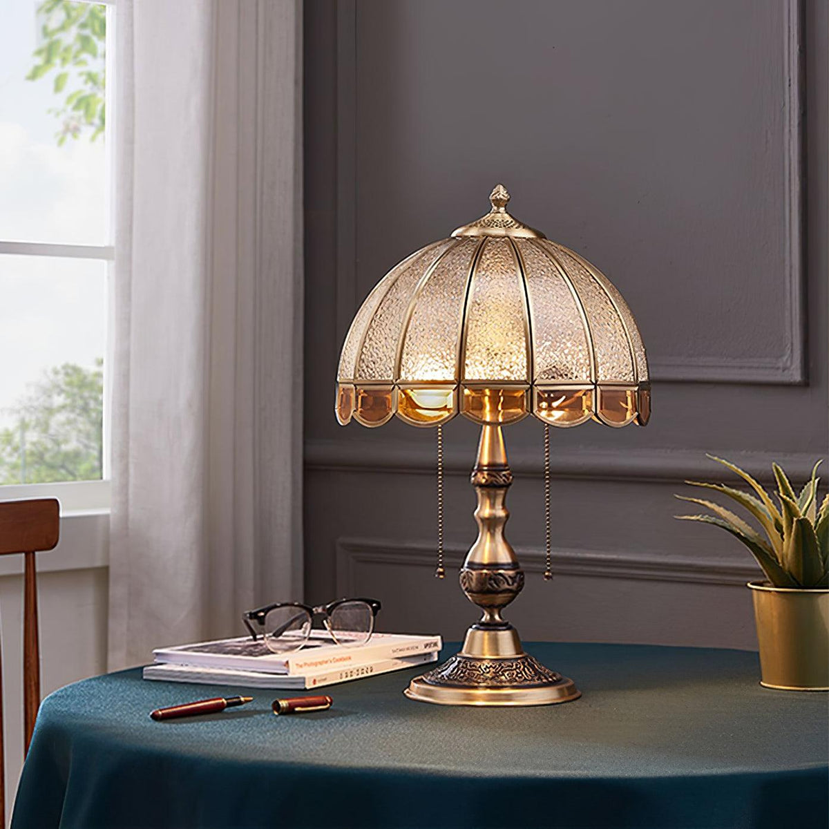 Brillix glamourøs bordlampe i messing og glas