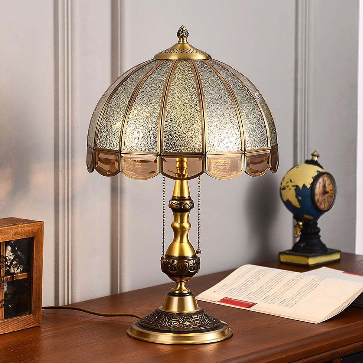 Brillix glamourøs bordlampe i messing og glas