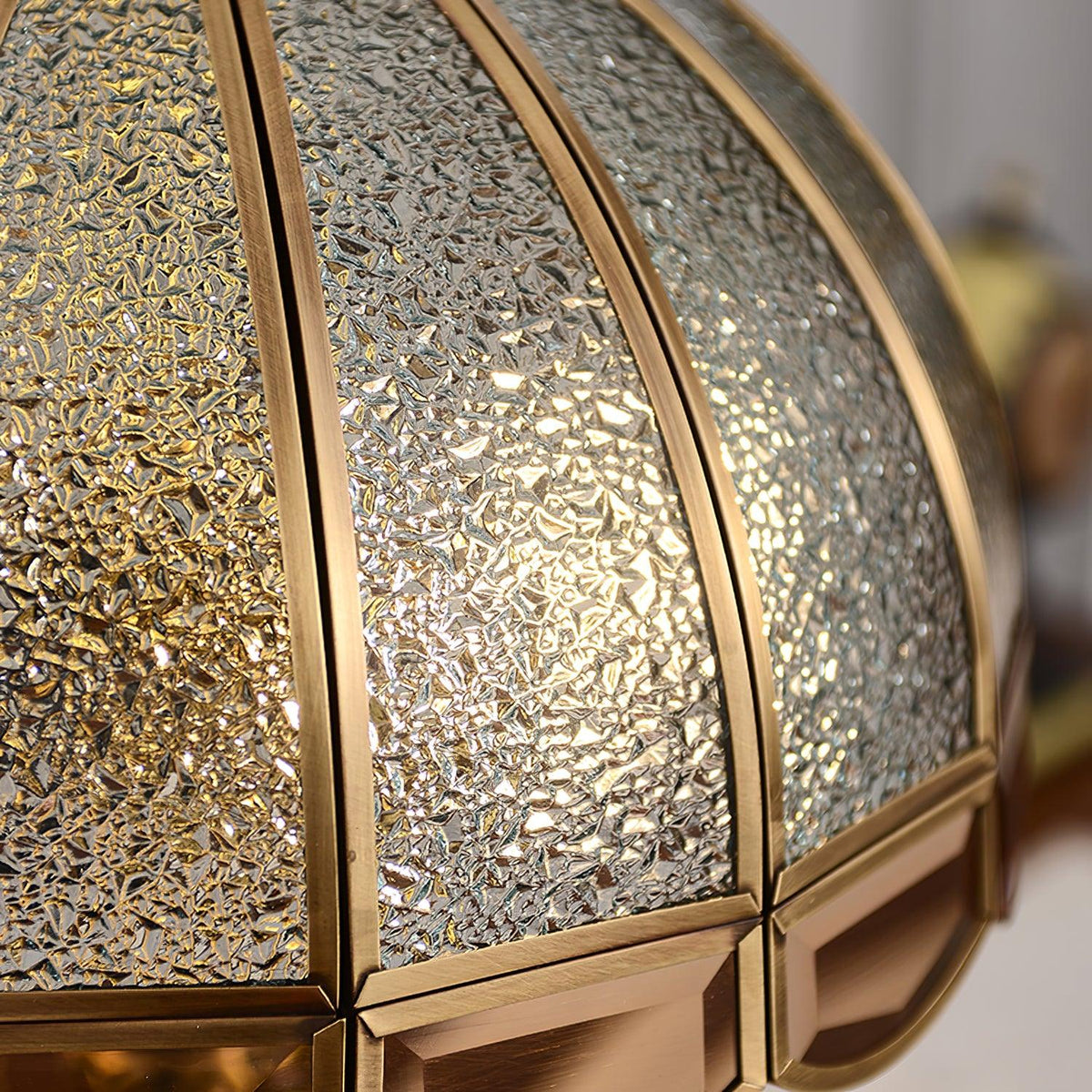 Brillix glamourøs bordlampe i messing og glas