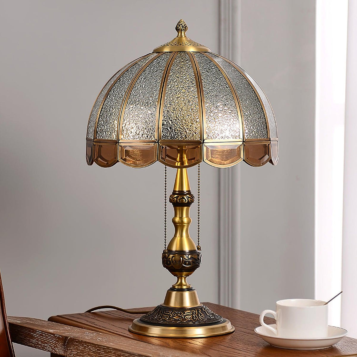 Brillix glamourøs bordlampe i messing og glas