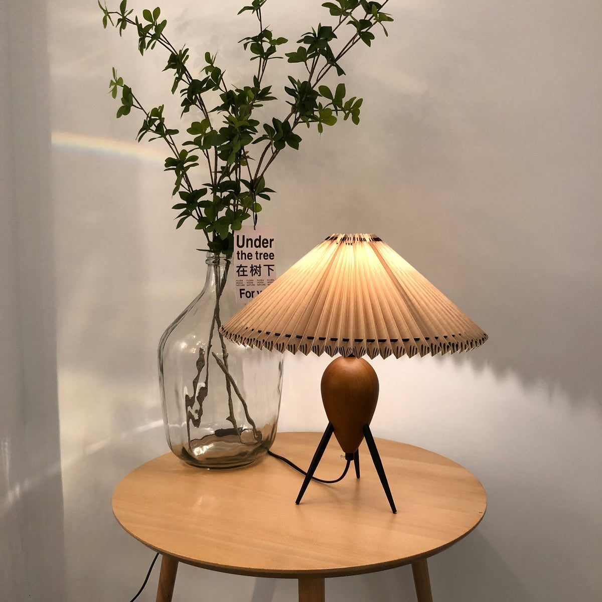 Candeeiro de mesa retro Elyse em madeira e tecido