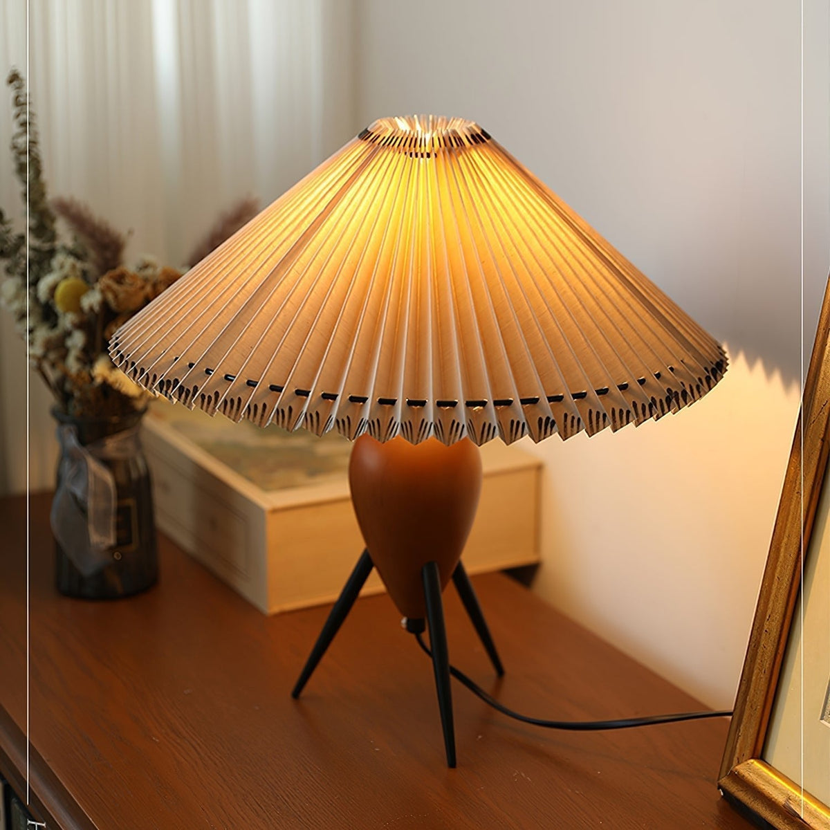 Candeeiro de mesa retro Elyse em madeira e tecido