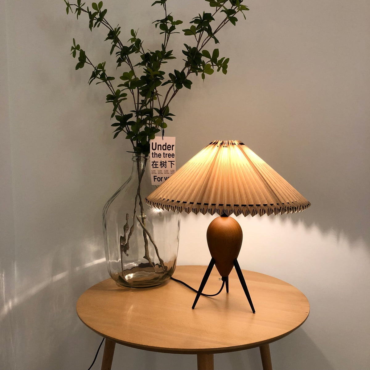 Candeeiro de mesa retro Elyse em madeira e tecido