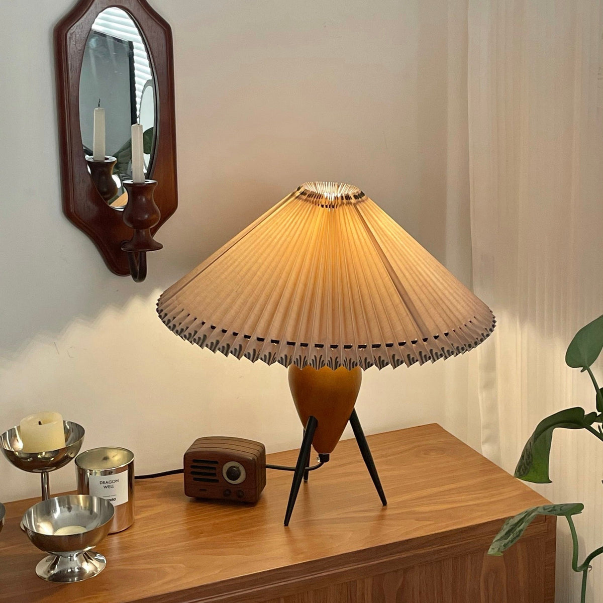 Candeeiro de mesa retro Elyse em madeira e tecido