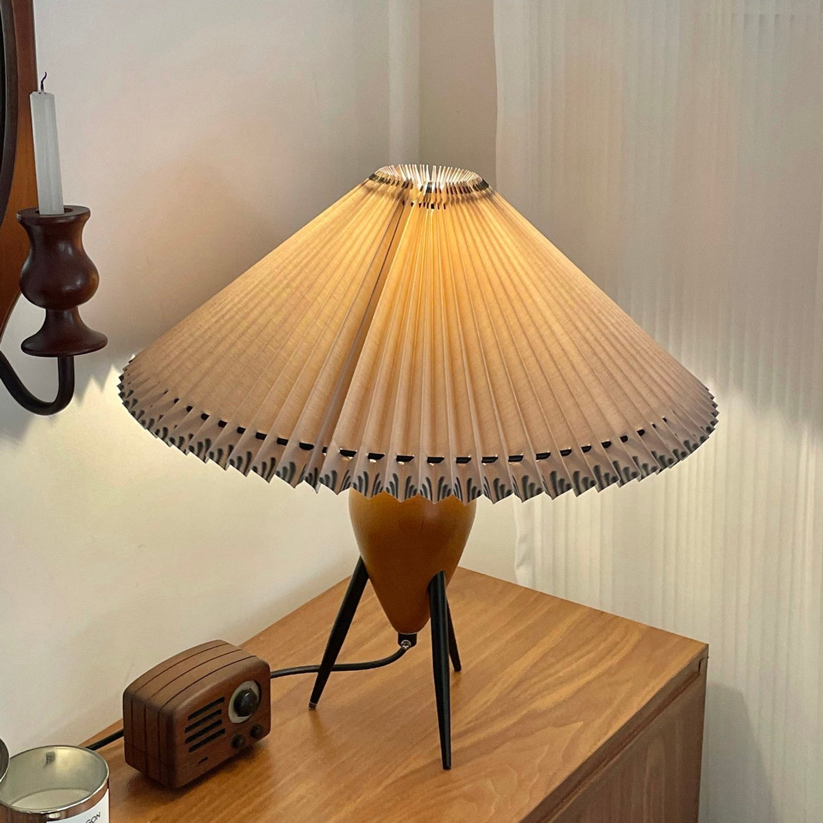 Candeeiro de mesa retro Elyse em madeira e tecido