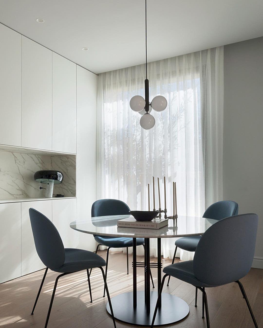 Teloza teollistyylinen messinkiriippuvalaisin
