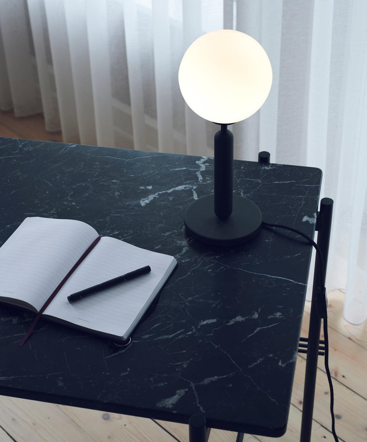 Eirelielle minimalistisk bordlampe i glas