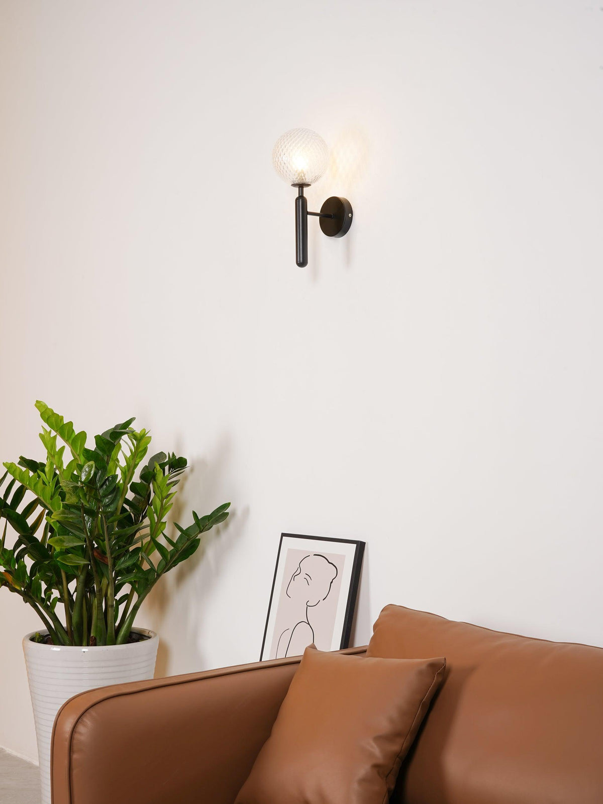 Kynlo vägglampa med stickpropp och glasklot, nordisk
