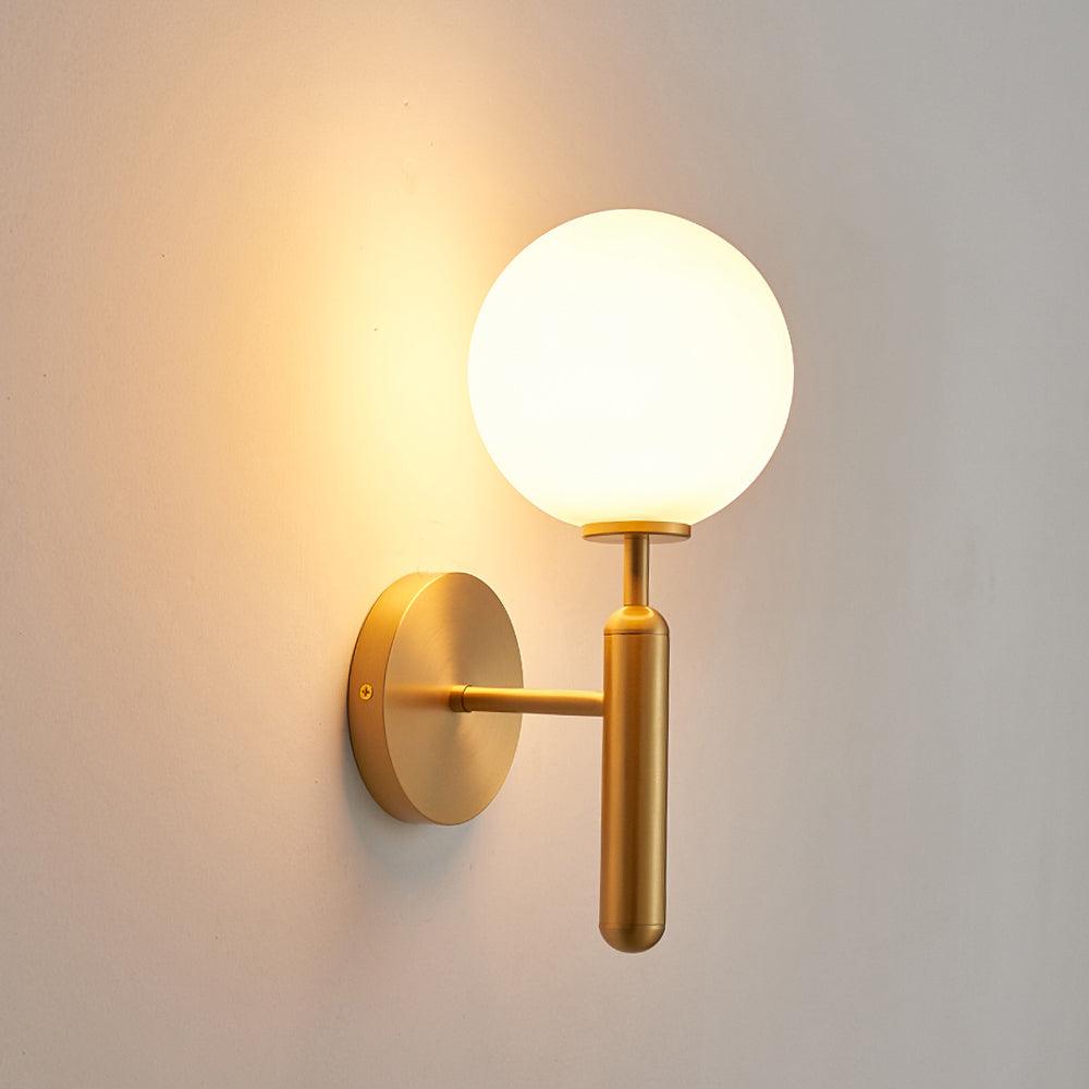 Kynlo vägglampa med stickpropp och glasklot, nordisk