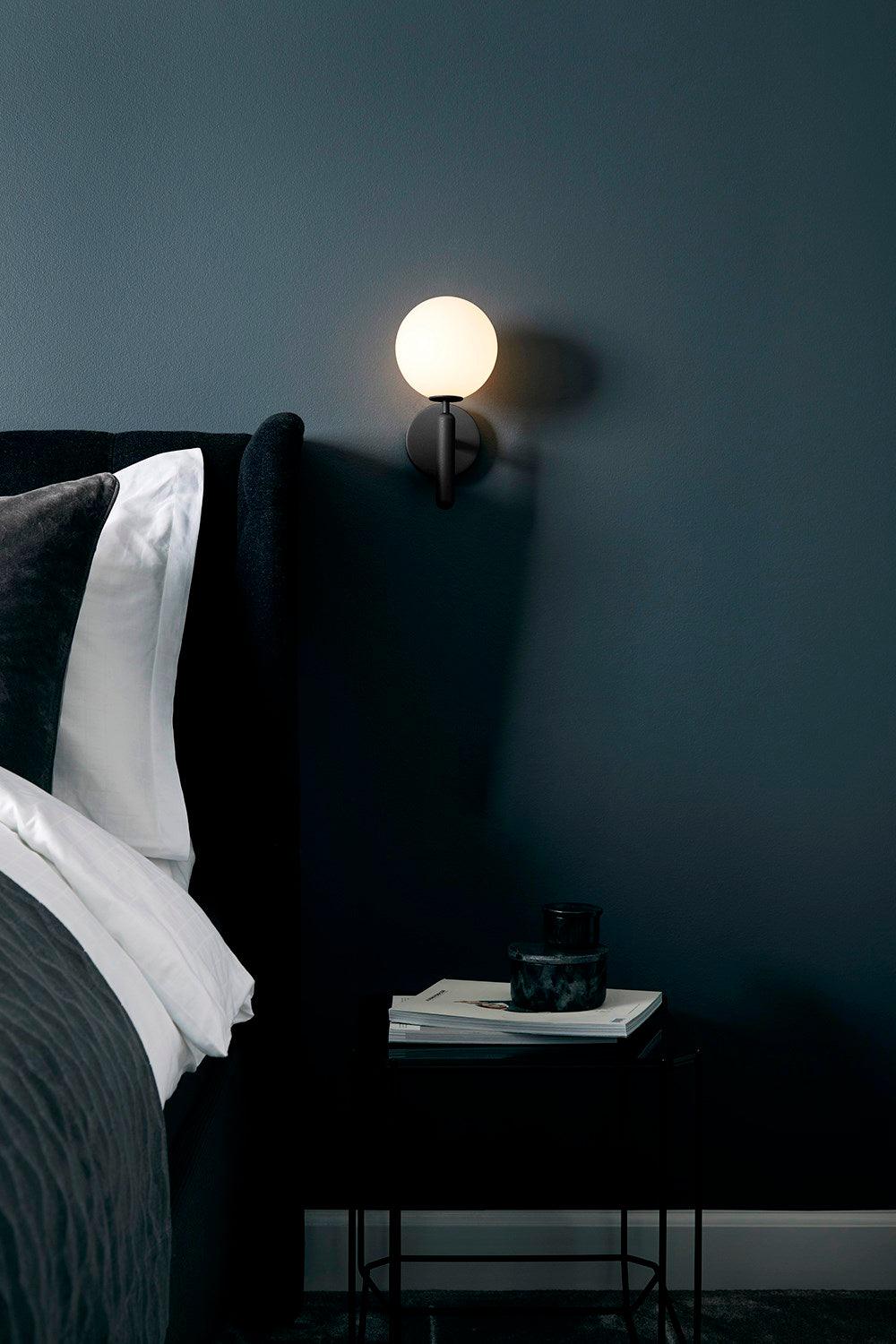 Kynlo vägglampa med stickpropp och glasklot, nordisk
