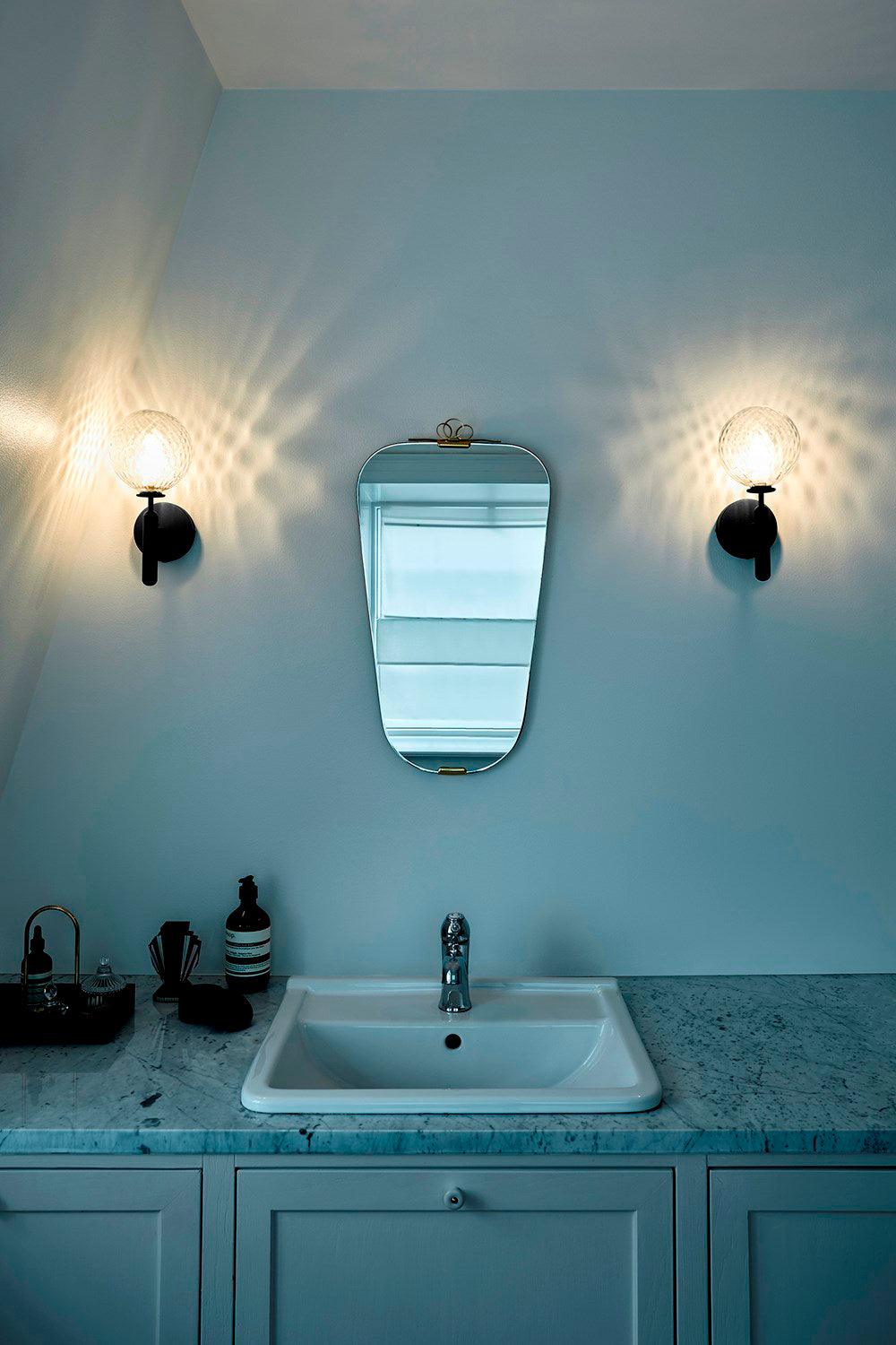 Kynlo vägglampa med stickpropp och glasklot, nordisk