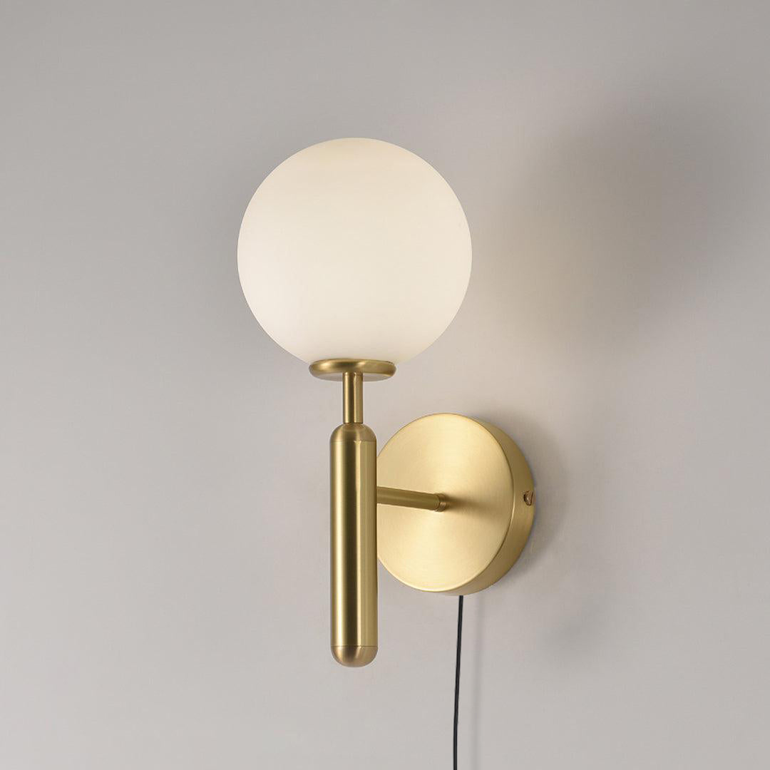 Kynlo vägglampa med stickpropp och glasklot, nordisk