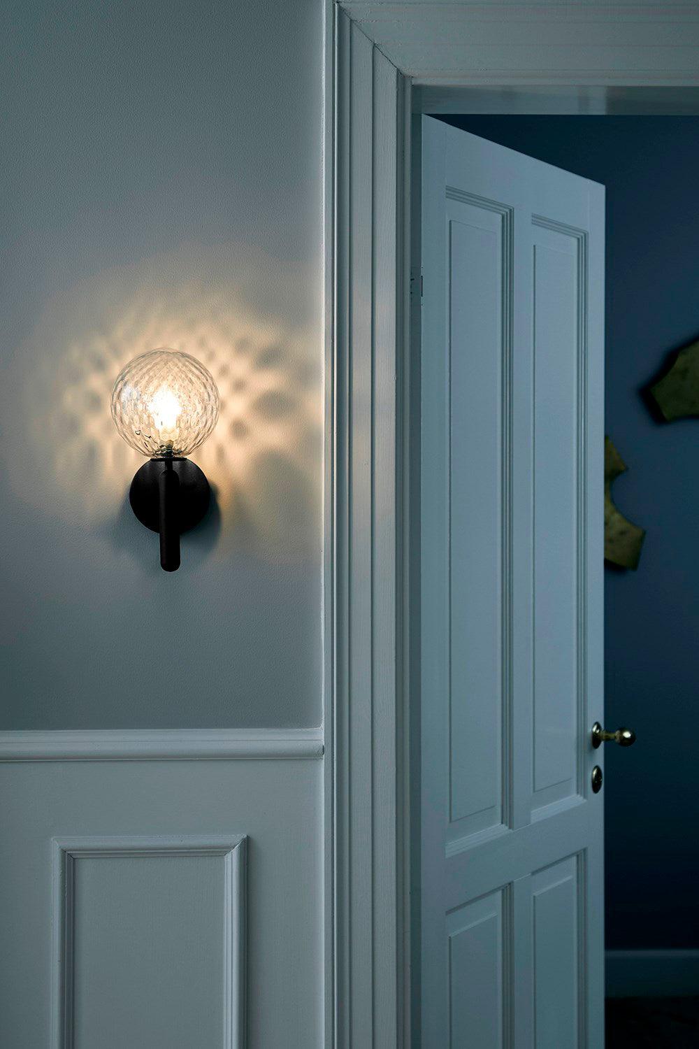 Kynlo vägglampa med stickpropp och glasklot, nordisk