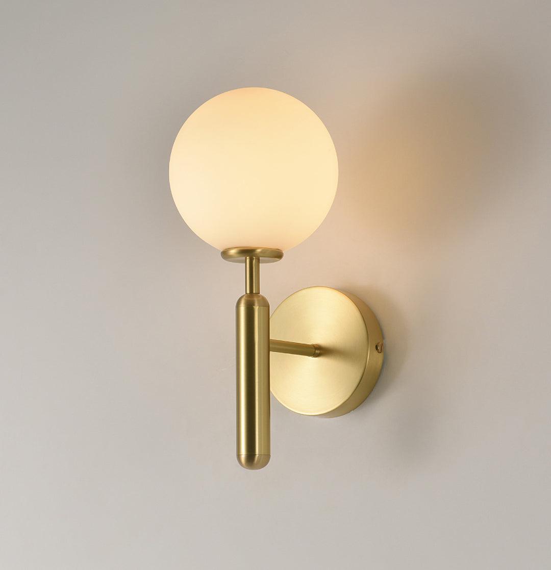 Kynlo vägglampa med stickpropp och glasklot, nordisk