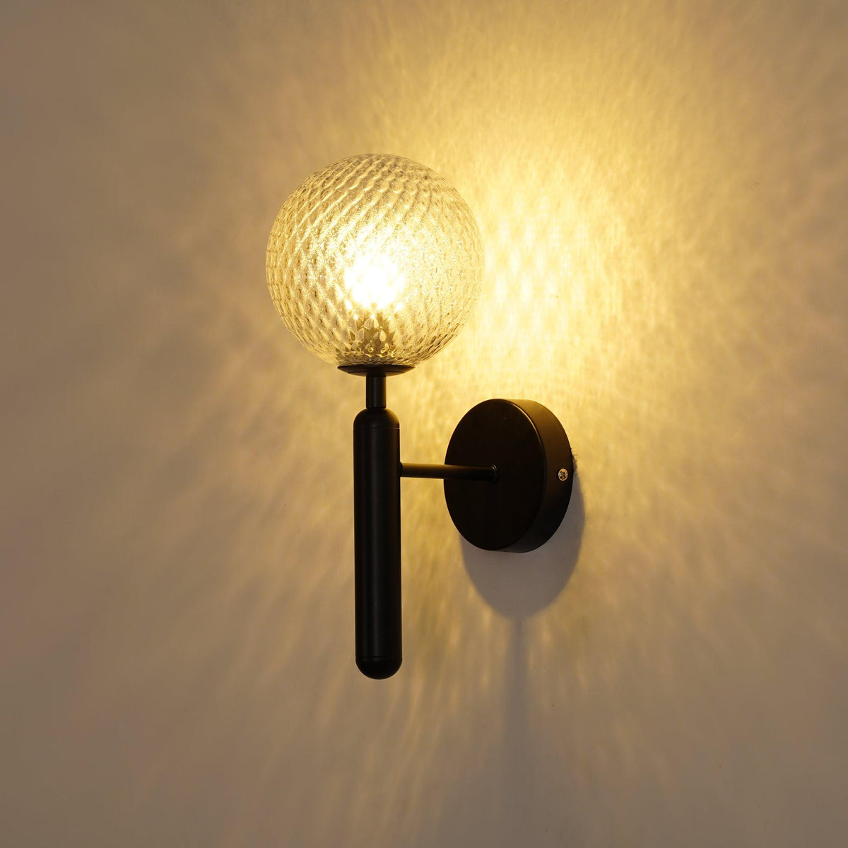 Kynlo vägglampa med stickpropp och glasklot, nordisk