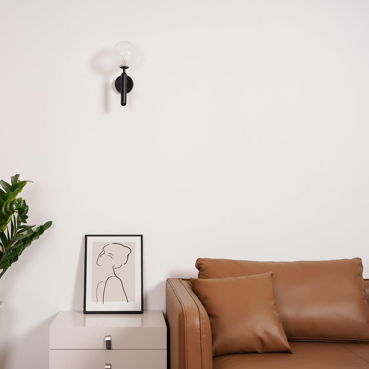 Kynlo vägglampa med stickpropp och glasklot, nordisk