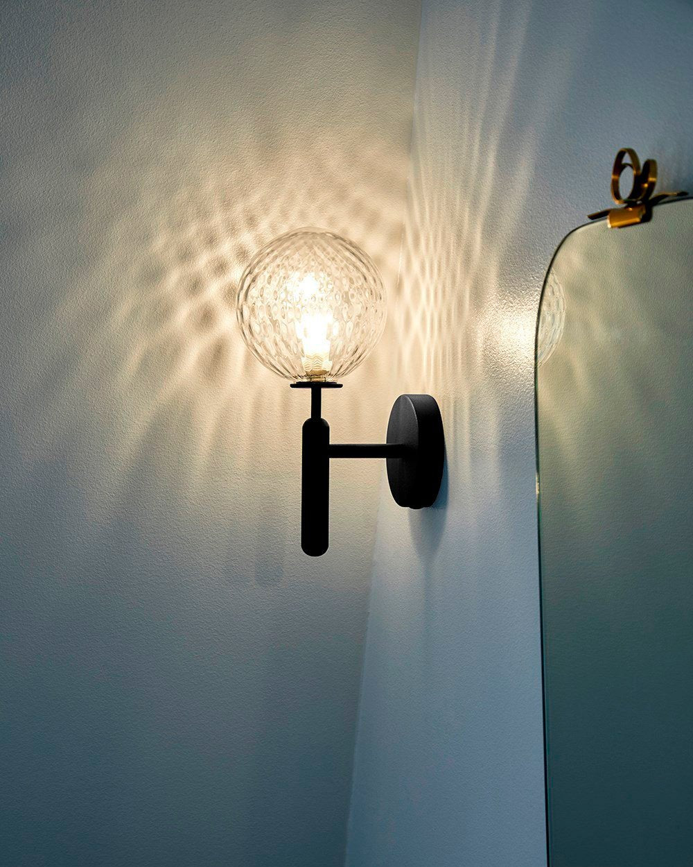 Luminária de parede Ilirila moderna e minimalista de latão e vidro