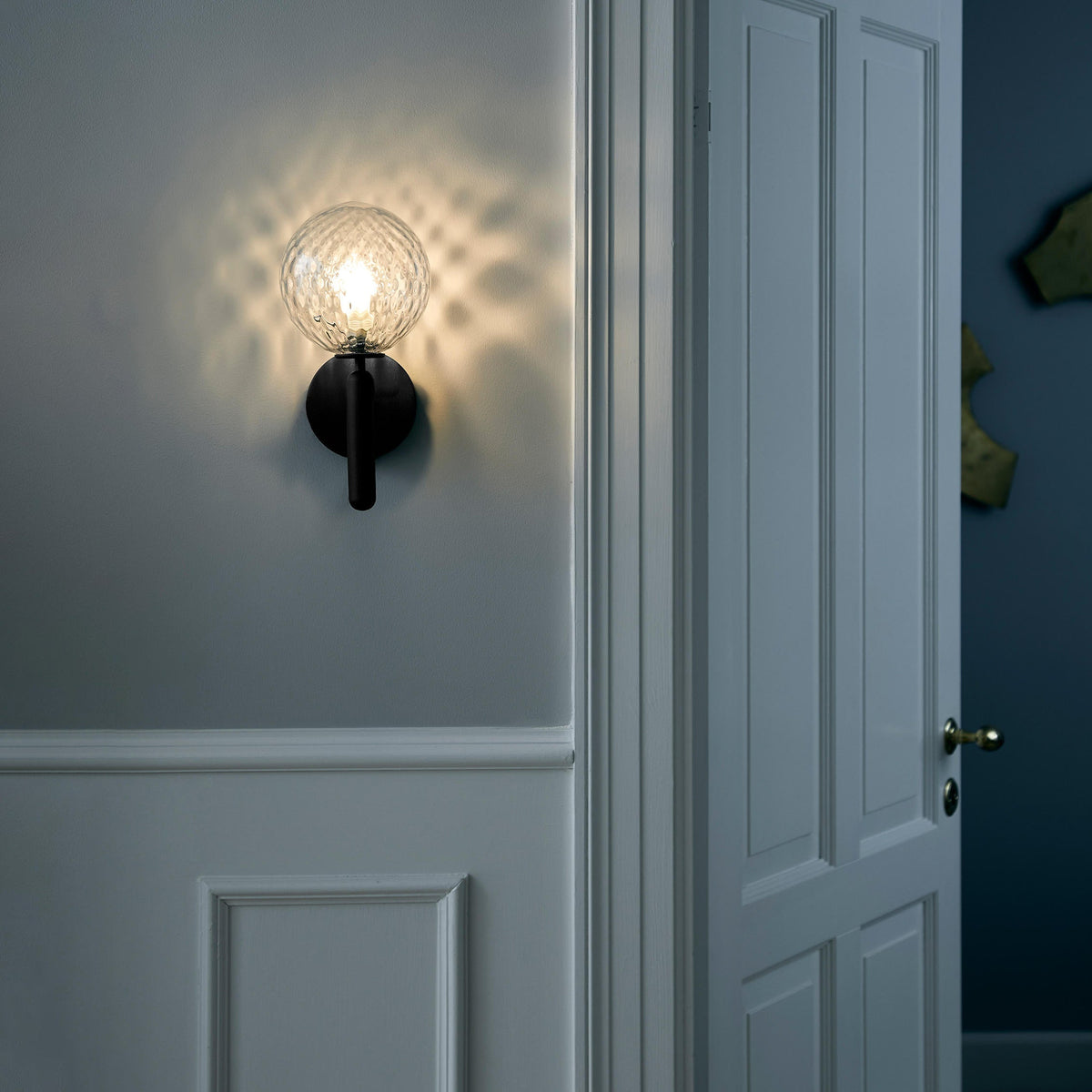 Kynlo vägglampa med stickpropp och glasklot, nordisk