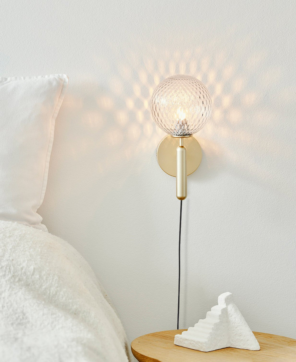 Kynlo vägglampa med stickpropp och glasklot, nordisk
